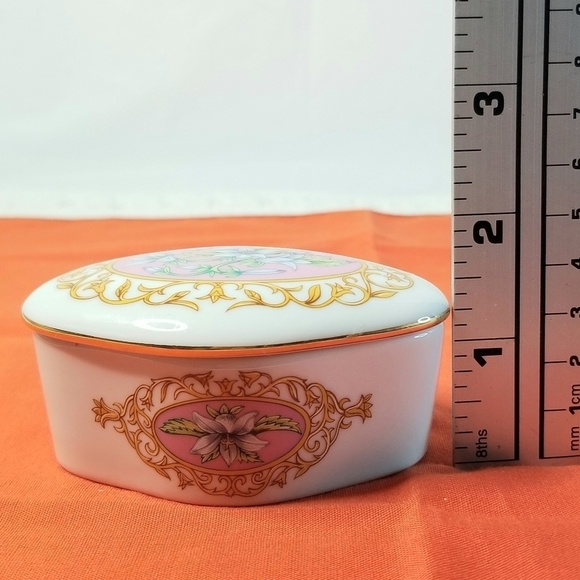 Heritage House Oval Floral Fine Porcelain  Music Box. Art by Gail Magram. - Picture 5 of 12